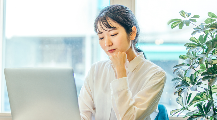 サロン経営について悩む女性